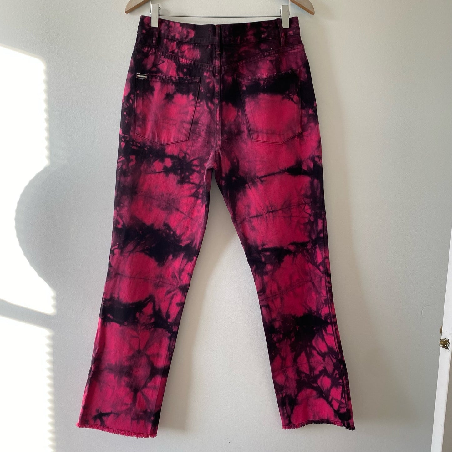 ALICE + OLIVIA Pink Black Tie Dye Genevieve Distressed Baggy Jeans Sixe 39