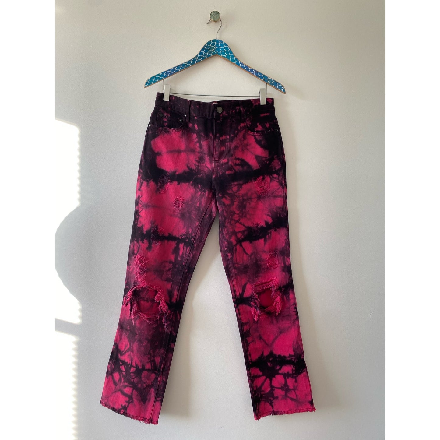 ALICE + OLIVIA Pink Black Tie Dye Genevieve Distressed Baggy Jeans Sixe 39