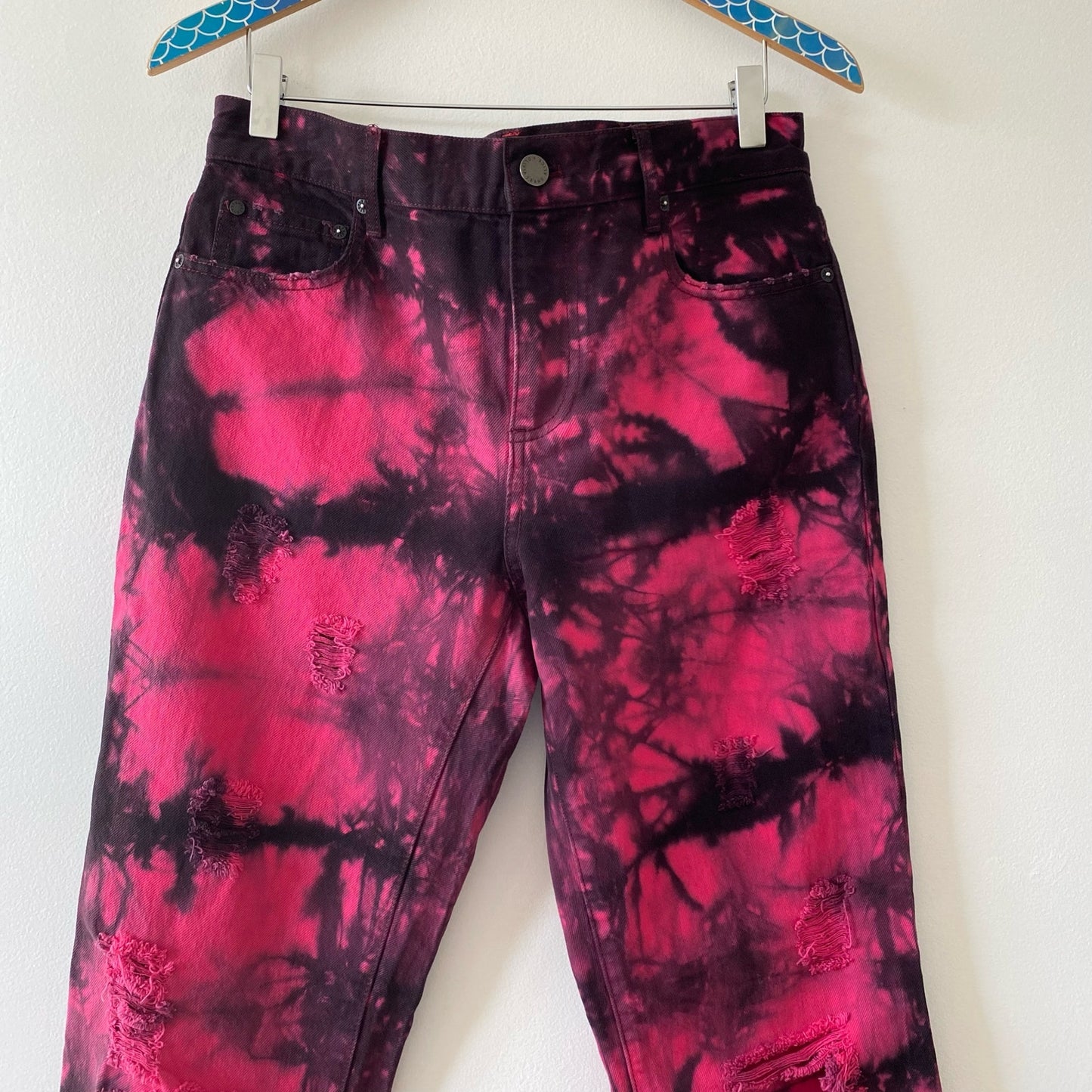 ALICE + OLIVIA Pink Black Tie Dye Genevieve Distressed Baggy Jeans Sixe 39