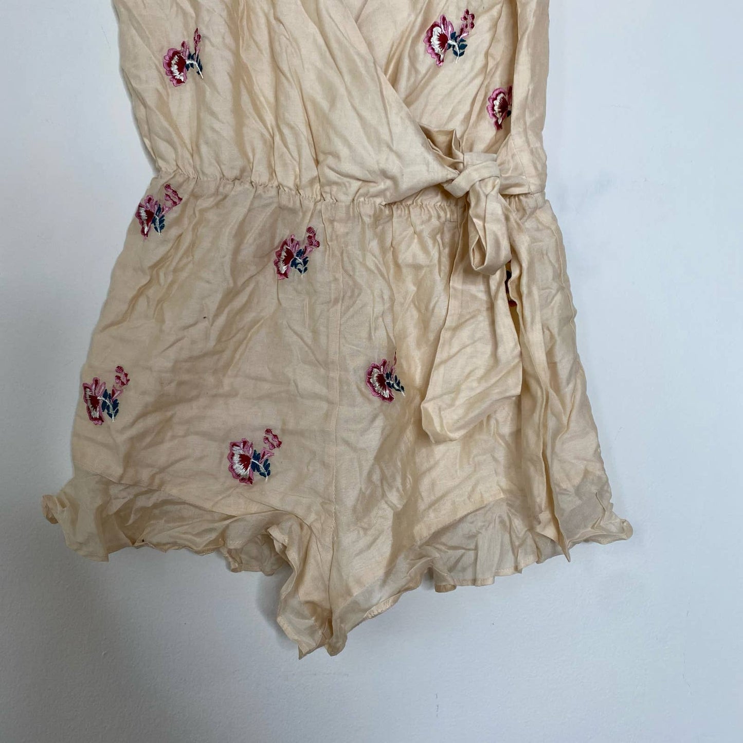 TULAROSA Ashby Floral Embroidered Faux Wrap Romper in Shell Size Small